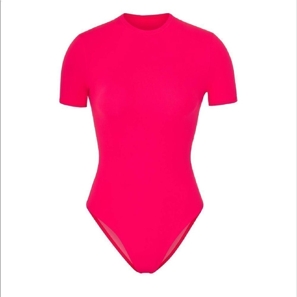 FITS EVERYBODY T-SHIRT BODYSUIT ULTRA PINK/ SOLD OUT❗️